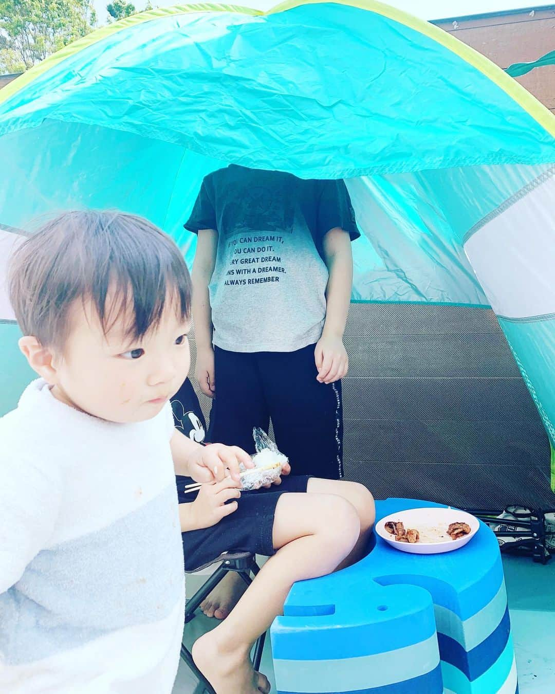 杉浦太陽さんのインスタグラム写真 - (杉浦太陽Instagram)「天気がいいので、 自宅でテント⛺️ コアしゃんも、トコトコ、トコトコ、 走り回って！  @sugiurataiyou_official  #おうち時間 #家テント #キッズたちテンション上がってます」4月26日 14時58分 - sugiurataiyou_official