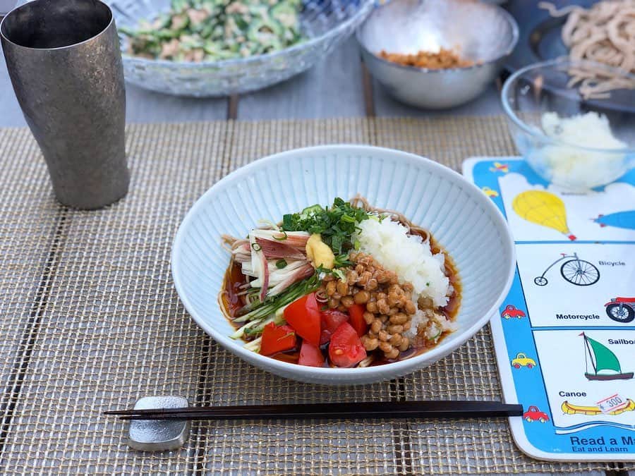 神崎恵さんのインスタグラム写真 - (神崎恵Instagram)「今日のお昼は、テラスにでていろいろのせちゃうお蕎麦ランチ(三枚目の画像) ネギ、胡瓜、トマト、大葉、みょうが、オクラ、大根おろし、温玉、生姜に納豆。 じゃんがらラーメンでいう、全部のせみたいな🍜 ボリュームたっぷりの贅沢🙌 お蕎麦は、干し蕎麦なのだけど、 十割そばで蕎麦湯もとれていいんです。 #かじの　の国産の十割そば ごちそうさまでした😌 1枚目の画像は、先日のピリ辛春雨を丼アレンジ。 #おうちごはん」4月26日 15時00分 - megumi_kanzaki