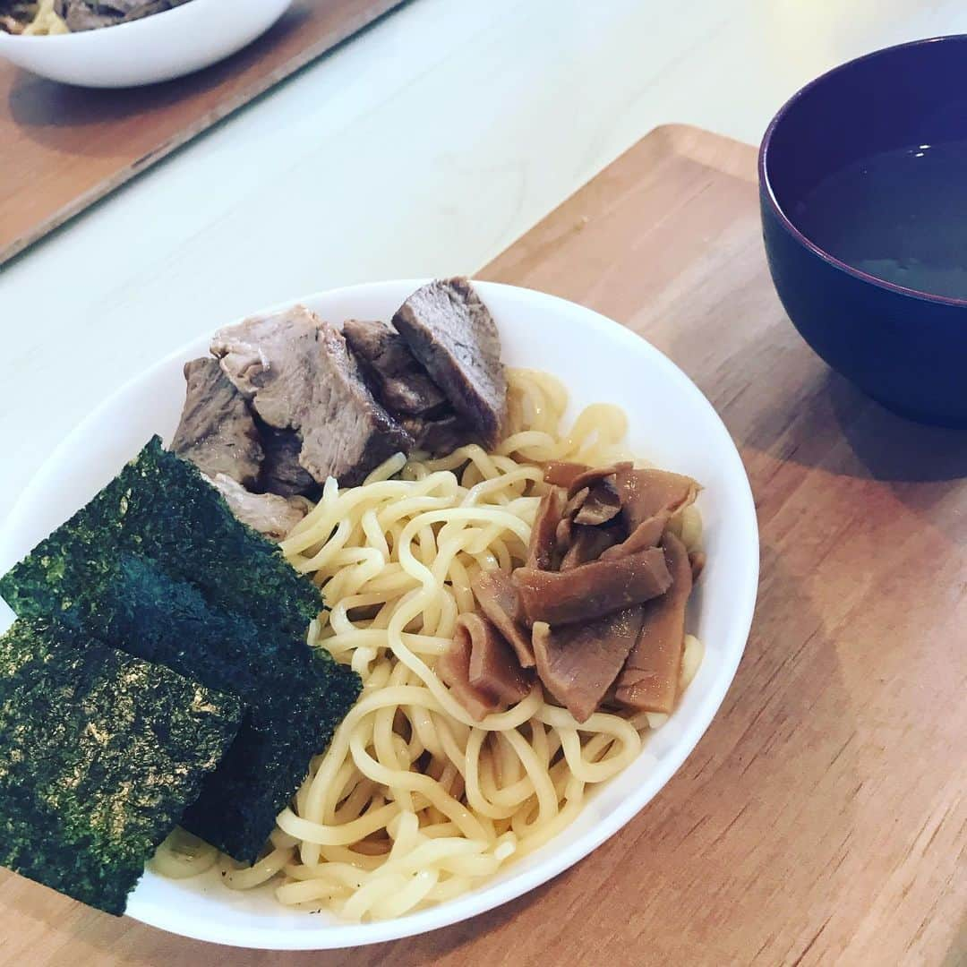 名倉右喬さんのインスタグラム写真 - (名倉右喬Instagram)「#stayhome  今日は暖かく穏やかです。 お昼ごはんは つけ麺にしましたよ。 先週作った自家製煮豚が いい仕事をしております。  本日も皆さん、ご無事で。  #はげごはん　#おうちごはん #男の料理　#柴犬」4月26日 15時05分 - ukyo.nagura