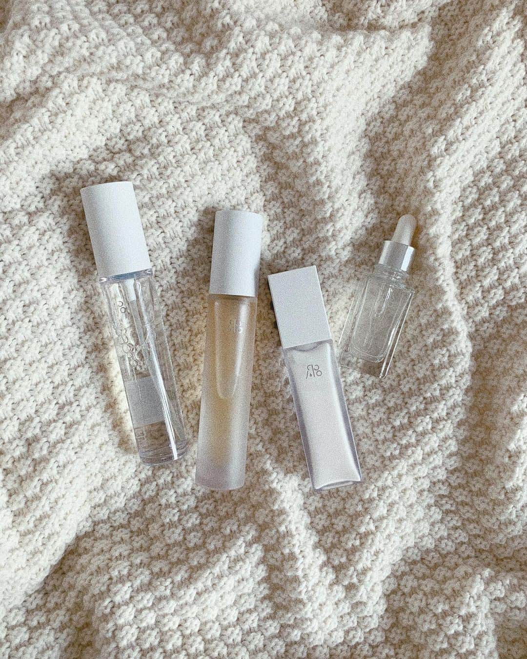 中谷愛のインスタグラム：「この春誕生したばかりのICOR skin careを最近使い始めました🌿  左から順に化粧水、ミスト化粧水、保湿クリーム、美容液。 まだ使い始めたばかりなのだけど、このスキンケア、自然由来成分とオーガニック成分を使用していて。使ったあとの肌の調子がよくって仕上がりもとてもすき🌿  これからしばらく使い続けてみよう。  #icor #icorbeauty #イコ」