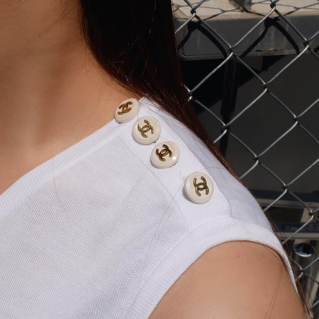 Vintage Brand Boutique AMOREさんのインスタグラム写真 - (Vintage Brand Boutique AMOREInstagram)「Vintage Chanel CC sleeveless cotton top. Size 40 This item is only available at the store but we take orders by DM. ▶︎Free Shipping Worldwide✈️ ≫≫≫ DM for more information 📩 info@amorevintagetokyo.com #AMOREvintage #AMORETOKYO #tokyo #Omotesando #Aoyama #harajuku #vintage #vintageshop #ヴィンテージ #ヴィンテージショップ #アモーレ #アモーレトーキョー #表参道 #青山 #原宿#東京 #chanel #chanelvintage #vintagechanel #ヴィンテージ #シャネル #ヴィンテージシャネル #シャネルヴィンテージ #amorewardrobe #アモーレワードローブ」4月26日 15時20分 - amore_tokyo