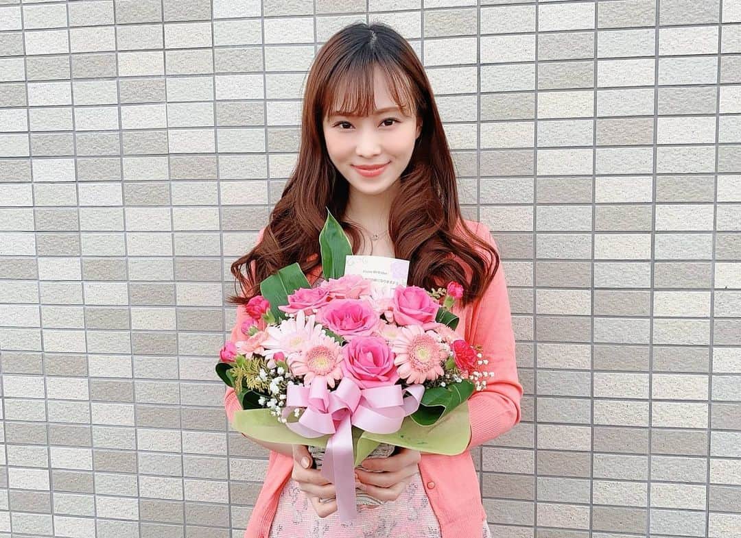 青山智美さんのインスタグラム写真 - (青山智美Instagram)「💐🌸🌹🌼🌷🏵🌻 💗 素敵なキュートすぎる花束が届きました💗💗💗 私の大好きなピンクカラーのお花💗💗💗 とっても可愛くて すごく幸せな気持ちになります💗💗💗 お花の良い香りにも とっても癒されています💗💗💗 💗💗💗LOVE💗💗💗 💗💗💗HAPPY💗💗💗 💗💗💗SMILE💗💗💗 💗 お洋服もピンクで合わせました💗💗💗 #onepiece ：#jillstuart  #cardigan ：#jusglitty ・ ・ ・ ・ ・ ・ #flower #flowerart #fashion  #お花 #花束 #フラワーアレンジメント  #ワンピース #ジルスチュアート #カーディガン #ジャスグリッティー」4月26日 15時14分 - tomomibeauty