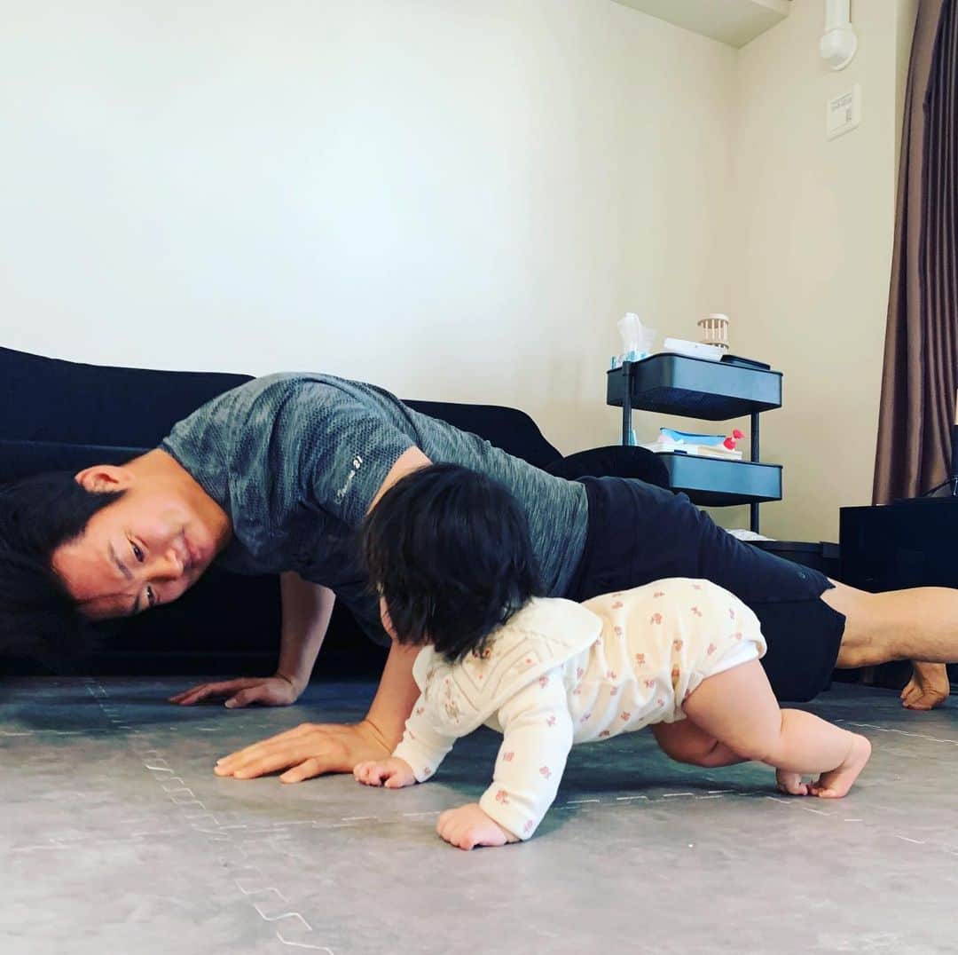 のインスタグラム：「珍しく家で腕立てしてみたら子亀が！  #家トレ #stayhome」