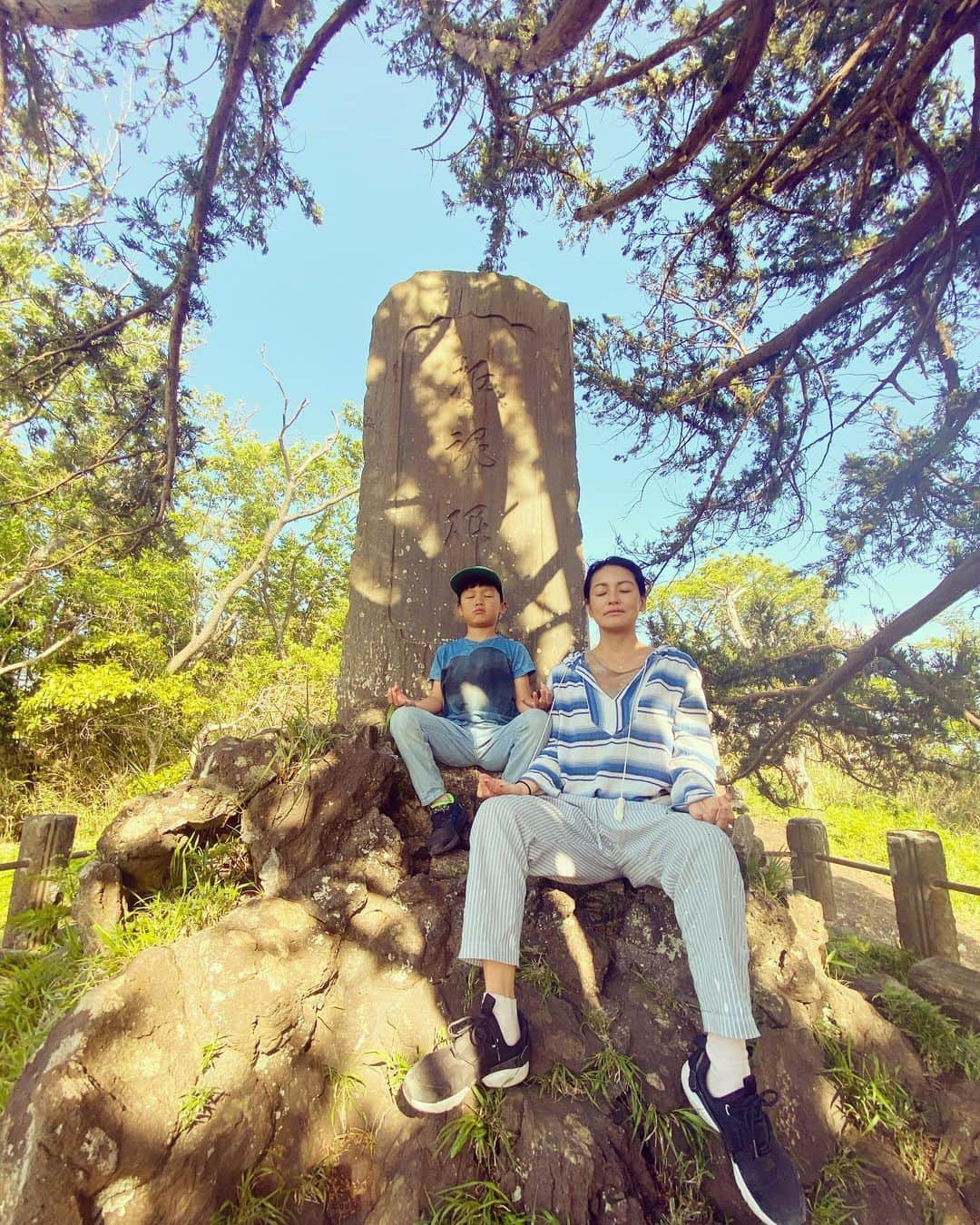 桃生亜希子のインスタグラム：「家から歩いて行ける距離に山があることに感謝。﻿ ﻿  小さい頃からそこにあった大きな木。﻿ ﻿  20代の時は、この木に登って何故か号泣したこともあったな。😅﻿ ﻿  変わらない風景に、安心する。﻿ #街角シリーズだよ」