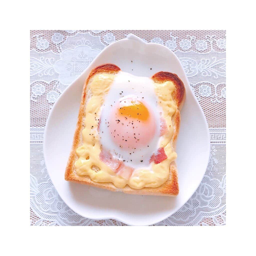 汐川ほたてのインスタグラム：「＊ 今日の朝ごはん🍞💕 朝はだいたい納豆ごはんなんだけど、久々にパンが食べたくなって作ったよ✨ 卵溢れてしまったけど😶笑 美味しかったあ💓 梨のお皿可愛いんだよ꒰*்꒳்*꒱๑୭ ・ #パン #朝ごはん #ごはん #朝はパン #breakfast」