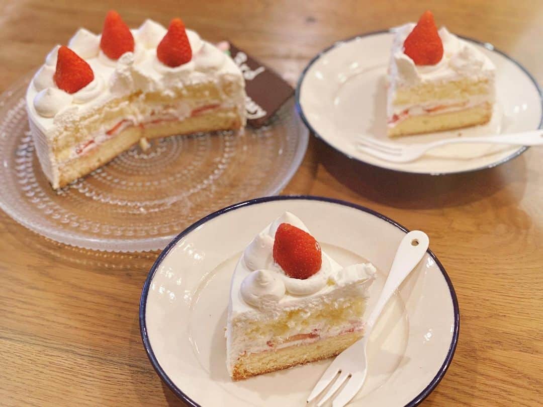高山直子さんのインスタグラム写真 - (高山直子Instagram)「UPしたい写真が珍しく沢山🎂 いちごのケーキってなんでこんなに可愛いんだろうね🍓 昨日はわたしがごはん係で 夫がケーキ係してくれました🍰 （買いに行くというおつかい👦🏼） 我が家はお祝いにケーキは必須。 来年は自分で作ろうっと🧁  #いちごのケーキ #ホールケーキ #大好物#🍓」4月26日 15時44分 - nao_70koro
