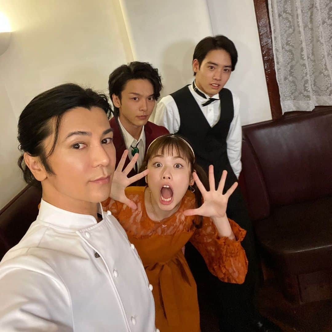 武田真治さんのインスタグラム写真 - (武田真治Instagram)「2020.4.26.#日テレ『#美食探偵~明智五郎~』第三話をご覧頂いた皆様ありがとうございました📺 素敵なキャストの皆さんとスタッフさんと独特な作品に参加できて、このご時世に予定通り放送されることの幸運に感謝☆大変な時期ですが多くのかたに楽しんで頂けることを願っています💫　それにしても#中村倫也 さんとはまるで初共演のような緊張感があったゾ⚡️ 僕が演じさせて頂いた伊藤シェフ、やはり人を殺めてしまいましたね…でも今回の美食探偵は"毒殺"ではない？ いやいや#hulu で只今配信中の「㊙︎裏メニュー」も是非ご覧下さいね⚡️ そして来週以降も #マリアファミリー として出演続投予言(^^) 乞うご期待！#武田真治」4月27日 1時19分 - shinji.takeda