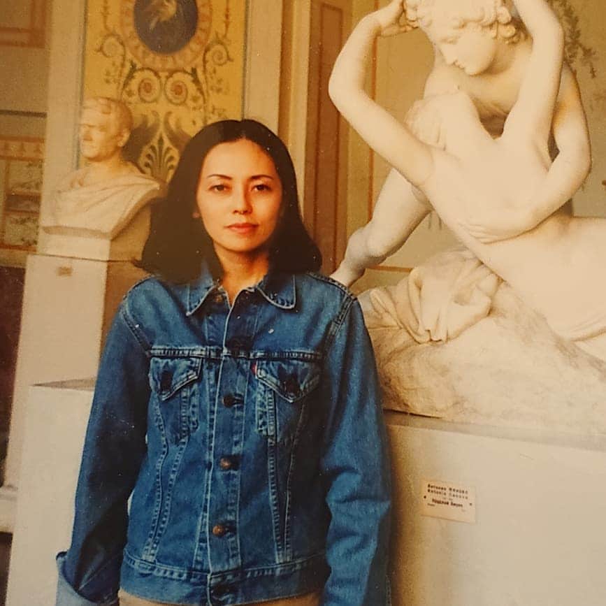 有本香さんのインスタグラム写真 有本香instagram また年以上前の写真がパラッと１枚出てきた たぶん ペテルブルグのエルミタージュ美術館の中だと思う 寒くて顔が強張っている 笑 4月27日 1時40分 Arimotokaori