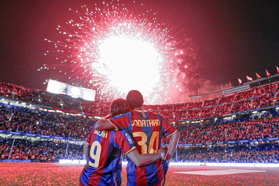 ボージャン・クルキッチのインスタグラム：「Los 3️⃣0️⃣ son una cifra especial, pero tú aún lo eres más. 🤙🏻🎂 ¡Feliz cumpleaños, @jona2santos ! Ya sabes que eres una de las mejores personas que he conocido gracias al fútbol.  Te quiero mucho. ¡Disfruta de tu día! // 3️⃣0️⃣ is a special age, but you're even more special. 🤙🏻🎂 Happy birthday, @jona2santos ! You already know you're one of the best people I've met through football. I love you, bro! Enjoy your day!」