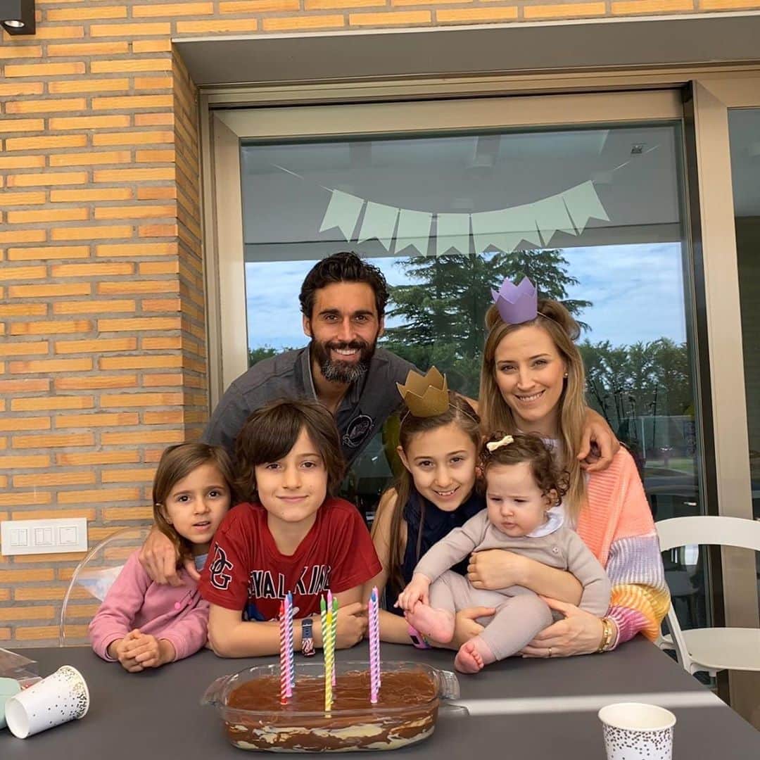 アルバロ・アルベロアのインスタグラム：「¡Primera década para la hermana mayor! Muchas felicidades, princesa, te queremos muchísimos! 🎂😍🥰😘 #Alba10」