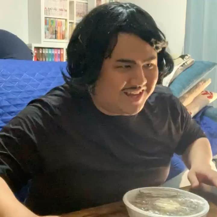 池田真一のインスタグラム：「『Youtubeで見た事ある爆笑しながらご飯食べるデブの韓国人』  #みんな1回は見た事あるやろ #見た事なかったらYoutubeでご飯食べるデブで検索してみて #やってみたらあんまり似てなかった #本物はもっと爆笑してる  #家1グランプリ #吉本自宅劇場  めちゃくちゃきしょい動画なのでいいねは大丈夫です。」