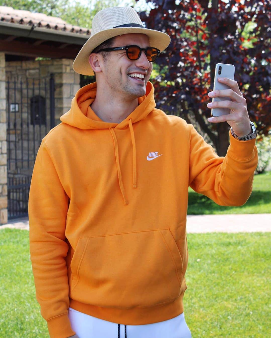 フェデリコ・ボナッツォーリのインスタグラム：「Miss my friends! 🧡📱 #quarantenamood」