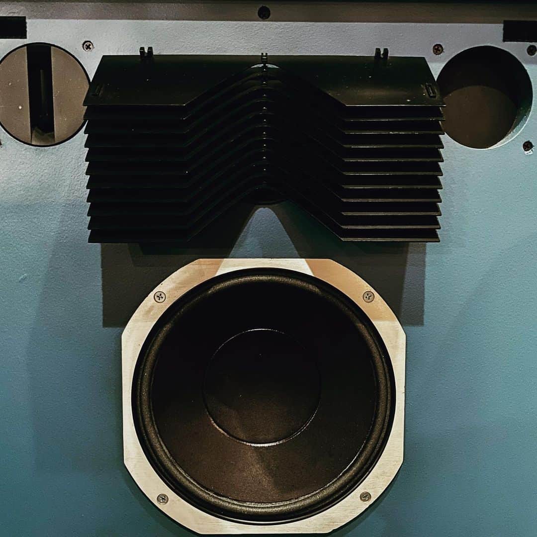 本間昭光のインスタグラム：「実は僕がJBL4343に憧れ続けて、大人になってようやく手に入れたのは、 弓月光先生の漫画にバリバリ影響を受けてたからなのです😊 音響レンズがカッコよくてカッコよくて。  #弓月光 #JBL4343」