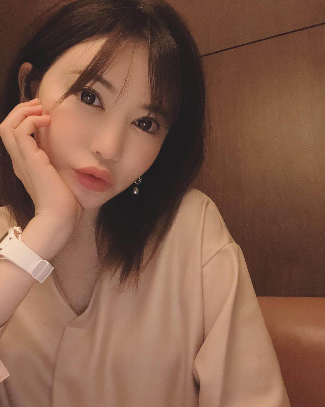 里美ゆりあのインスタグラム：「髪の毛切ろうかなぁ〜  #こんばんは」