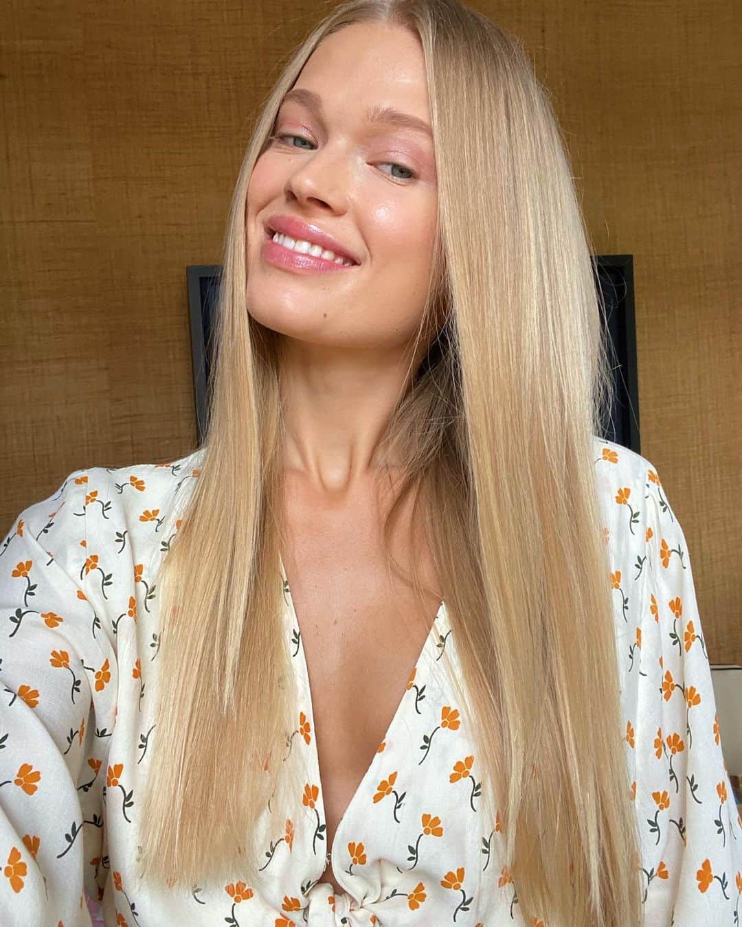 ヴィタ・シドルキナのインスタグラム：「Soon to be Rapunzel😀 loving my super long hair❤️」