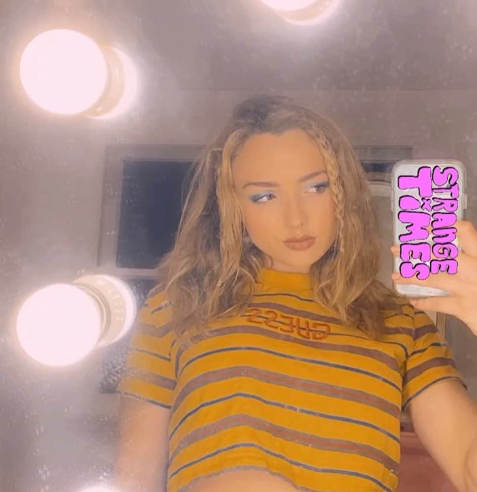 ペイトン・リストさんのインスタグラム写真 - (ペイトン・リストInstagram)「that 70s zoom 🌈Ft. a dusty mirror and no excuses」4月27日 2時22分 - peytonlist