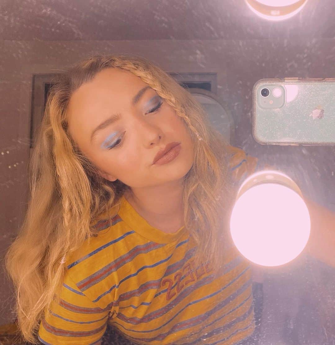 ペイトン・リストのインスタグラム：「that 70s zoom 🌈Ft. a dusty mirror and no excuses」