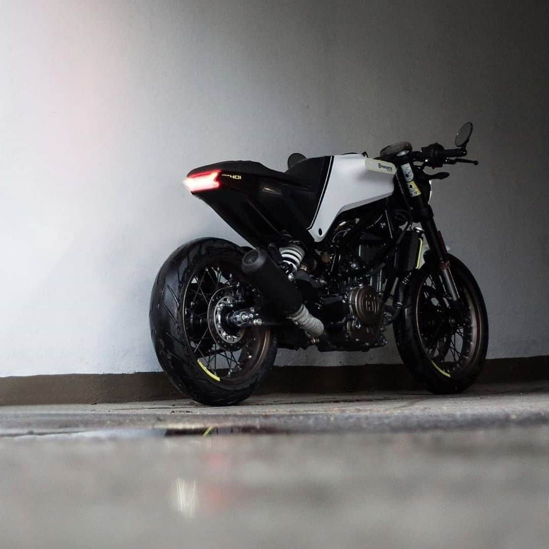 epidemic_motorsさんのインスタグラム写真 - (epidemic_motorsInstagram)「into the dark 📸 by @bikenature92 . .  #vitpilen #husqvarna #husqvarna401 #vitpilen401 #401 #motolife #svartpilen #svartpilen401 #vitpilen701 #svartpilen701 #vitpilenpioneer #caferacerstyle #vitpilen250 #caferacerofinstagram #790 #throttlesociety #husqvarnamotorcycles #neoclassic #caferacersociety #neoretro #progressive #deus #scrambling #rideinstyle #bikesofinstagram #bikelife #braaap #4stroke」4月27日 2時26分 - epidemic_motors