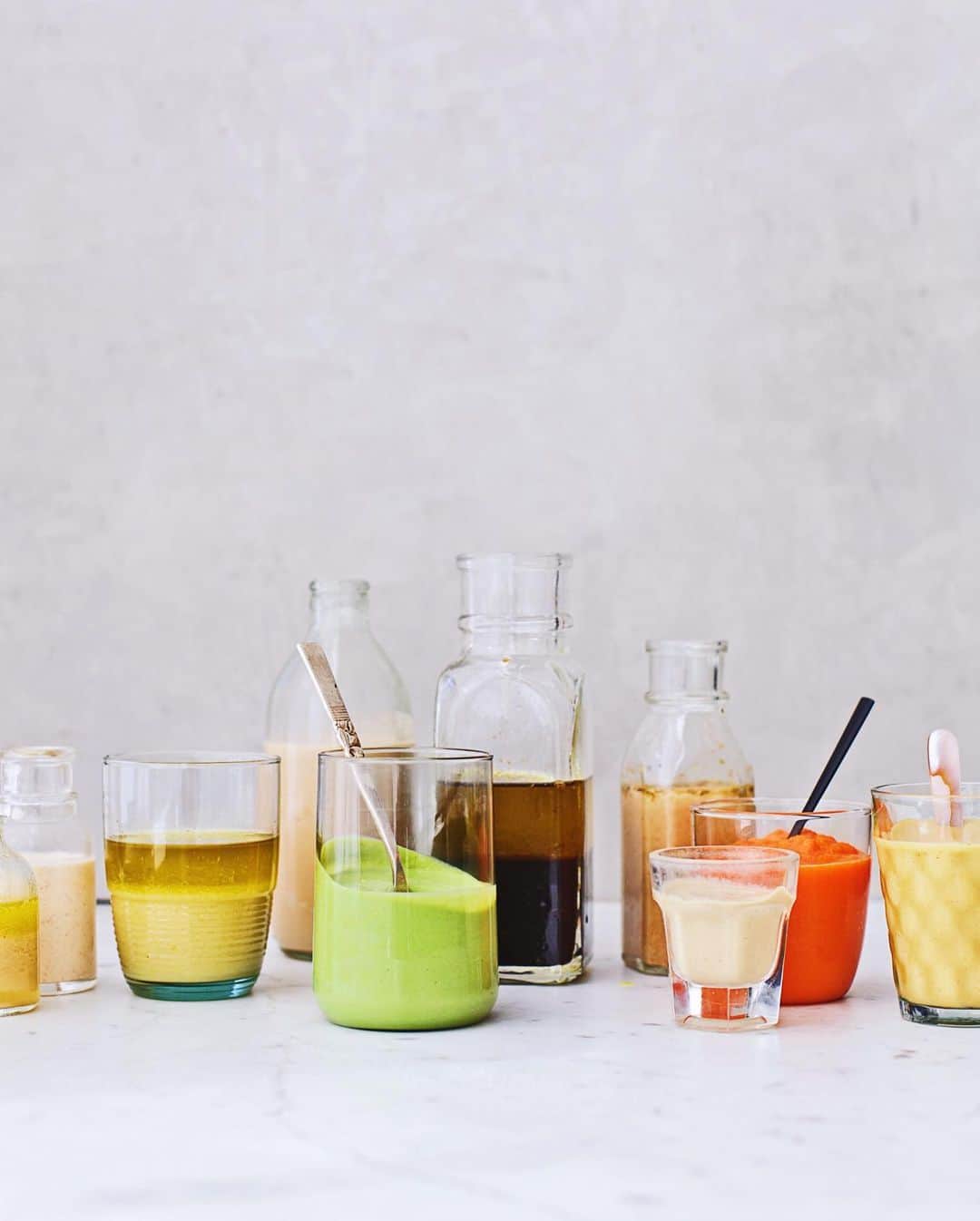 キャンディス・クマイさんのインスタグラム写真 - (キャンディス・クマイInstagram)「smart girl pantry 🥗dressings  whip up your fave dressings, dips + marinades: use pantry staples you have on hand + swipe right for inspo + save this page xx 💋 ck + hot tip: double the recipe + keep dressing for 1 week in a mason jar//airtight container. .  EASY CAESAR FOREVER  Serves 5  1/3 C Greek yogurt or mayo you love  2 tablespoons extra-virgin olive oil 2 tablespoons Dijon mustard 1 tablespoon balsamic vinegar 1 teaspoon fresh lemon juice 1 garlic clove, finely minced 1/2 teaspoon freshly ground black pepper -Combine all ingredients into a medium mixing bowl, and whisk well to combine. DRIZZ .  MISO FABULOUS DRESSING//DIP Serves 4  2 tablespoons your fave mayonnaise, use whatever you want 1 tablespoon miso paste (preferably red) 1 tablespoon rice vinegar or ACV sriracha if you wanna be hot af  1- Whisk the mayonnaise, miso paste, and rice wine vinegar together in a small bowl. Drizz on salad as needed .  SOY LIME 🥗VINAIGRETTE  Serves 4  2 tablespoons extra virgin olive oil  2 tablespoons reduced-sodium soy sauce  2 tablespoons lime juice  1 tablespoon balsamic vinegar  1- add all ingredients and whisk well to combine. Drizz over salad and toss well to coat .  LEMON 🍋 DIJON DRESSING Serves 6  1⁄4 cup lemon juice  2 tablespoons extra virgin olive oil  1 tablespoon Dijon mustard  1 tablespoon honey or maple  1⁄4 teaspoon sea salt or try soy sauce  1- In a medium mixing bowl, add all of the ingredients and whisk well to combine .  APPLE 🍎 CIDER VINAIGRETTE  Serves 4  2 tablespoons red wine vinegar or apple cider vinegar 1 tablespoon Dijon mustard 1 teaspoon honey or maple 2 tablespoons extra-virgin olive oil touch of sea salt or soy sauce  1- In a medium mixing bowl, add all of the ingredients and whisk well to combine. Find a gazillion more of my salad dressing recipes in six of my bestselling books 📚 ♥️xx ck」4月27日 2時28分 - candicekumai