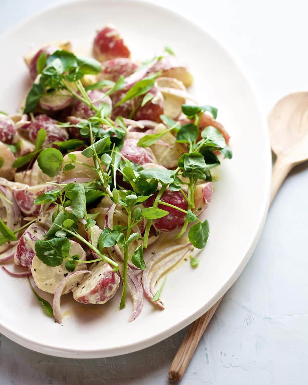 キャンディス・クマイさんのインスタグラム写真 - (キャンディス・クマイInstagram)「smart girl pantry 🥗dressings  whip up your fave dressings, dips + marinades: use pantry staples you have on hand + swipe right for inspo + save this page xx 💋 ck + hot tip: double the recipe + keep dressing for 1 week in a mason jar//airtight container. .  EASY CAESAR FOREVER  Serves 5  1/3 C Greek yogurt or mayo you love  2 tablespoons extra-virgin olive oil 2 tablespoons Dijon mustard 1 tablespoon balsamic vinegar 1 teaspoon fresh lemon juice 1 garlic clove, finely minced 1/2 teaspoon freshly ground black pepper -Combine all ingredients into a medium mixing bowl, and whisk well to combine. DRIZZ .  MISO FABULOUS DRESSING//DIP Serves 4  2 tablespoons your fave mayonnaise, use whatever you want 1 tablespoon miso paste (preferably red) 1 tablespoon rice vinegar or ACV sriracha if you wanna be hot af  1- Whisk the mayonnaise, miso paste, and rice wine vinegar together in a small bowl. Drizz on salad as needed .  SOY LIME 🥗VINAIGRETTE  Serves 4  2 tablespoons extra virgin olive oil  2 tablespoons reduced-sodium soy sauce  2 tablespoons lime juice  1 tablespoon balsamic vinegar  1- add all ingredients and whisk well to combine. Drizz over salad and toss well to coat .  LEMON 🍋 DIJON DRESSING Serves 6  1⁄4 cup lemon juice  2 tablespoons extra virgin olive oil  1 tablespoon Dijon mustard  1 tablespoon honey or maple  1⁄4 teaspoon sea salt or try soy sauce  1- In a medium mixing bowl, add all of the ingredients and whisk well to combine .  APPLE 🍎 CIDER VINAIGRETTE  Serves 4  2 tablespoons red wine vinegar or apple cider vinegar 1 tablespoon Dijon mustard 1 teaspoon honey or maple 2 tablespoons extra-virgin olive oil touch of sea salt or soy sauce  1- In a medium mixing bowl, add all of the ingredients and whisk well to combine. Find a gazillion more of my salad dressing recipes in six of my bestselling books 📚 ♥️xx ck」4月27日 2時28分 - candicekumai