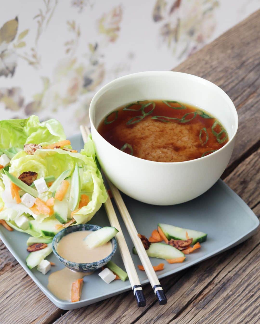 キャンディス・クマイさんのインスタグラム写真 - (キャンディス・クマイInstagram)「smart girl pantry 🥗dressings  whip up your fave dressings, dips + marinades: use pantry staples you have on hand + swipe right for inspo + save this page xx 💋 ck + hot tip: double the recipe + keep dressing for 1 week in a mason jar//airtight container. .  EASY CAESAR FOREVER  Serves 5  1/3 C Greek yogurt or mayo you love  2 tablespoons extra-virgin olive oil 2 tablespoons Dijon mustard 1 tablespoon balsamic vinegar 1 teaspoon fresh lemon juice 1 garlic clove, finely minced 1/2 teaspoon freshly ground black pepper -Combine all ingredients into a medium mixing bowl, and whisk well to combine. DRIZZ .  MISO FABULOUS DRESSING//DIP Serves 4  2 tablespoons your fave mayonnaise, use whatever you want 1 tablespoon miso paste (preferably red) 1 tablespoon rice vinegar or ACV sriracha if you wanna be hot af  1- Whisk the mayonnaise, miso paste, and rice wine vinegar together in a small bowl. Drizz on salad as needed .  SOY LIME 🥗VINAIGRETTE  Serves 4  2 tablespoons extra virgin olive oil  2 tablespoons reduced-sodium soy sauce  2 tablespoons lime juice  1 tablespoon balsamic vinegar  1- add all ingredients and whisk well to combine. Drizz over salad and toss well to coat .  LEMON 🍋 DIJON DRESSING Serves 6  1⁄4 cup lemon juice  2 tablespoons extra virgin olive oil  1 tablespoon Dijon mustard  1 tablespoon honey or maple  1⁄4 teaspoon sea salt or try soy sauce  1- In a medium mixing bowl, add all of the ingredients and whisk well to combine .  APPLE 🍎 CIDER VINAIGRETTE  Serves 4  2 tablespoons red wine vinegar or apple cider vinegar 1 tablespoon Dijon mustard 1 teaspoon honey or maple 2 tablespoons extra-virgin olive oil touch of sea salt or soy sauce  1- In a medium mixing bowl, add all of the ingredients and whisk well to combine. Find a gazillion more of my salad dressing recipes in six of my bestselling books 📚 ♥️xx ck」4月27日 2時28分 - candicekumai