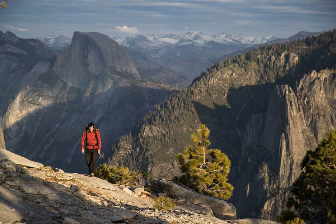 アレックス・オノルドのインスタグラム：「On Wednesday we celebrated the 50th anniversary of Earth Day. I posted a beautiful nature pic just like this one (thanks @jimmychin), said something general about how we should protect nature, and promoted a town hall that I did that afternoon about environmental issues.  I didn’t say anything of substance because the internet is a difficult place to have real conversations about topics that matter. But this weekend I’ve been going down an epically deep rabbit hole researching my carbon footprint. Then I watched the recently-released-on-youtube film Planet of the Humans (which I felt strongly critical of). Then I researched the film more and environmentalism in general for half the day. And finally I decided that I should just unleash a long rant upon the internet. So I’m going to post each day this week about the environment and my general thoughts.  This is slightly connected to the fact that I’ve been doing weekly Instagram Lives with various partners of the @honnoldfoundation - it’s been a nice way to have these sorts of conversations with real experts. Tuesdays at 7pm PST - I’m hoping to keep it going into the future (open to topics people want covered). So buckle up, I’ll be stirring the pot all week by sharing all the half baked ideas that I normally avoid posting… Feel free to criticize my ideas, educate me, or share your better ideas. But at least think about it all... (For anyone wondering - Yosemite pic from the @freesolofilm process. Commuting to the top of El Cap each day...)」