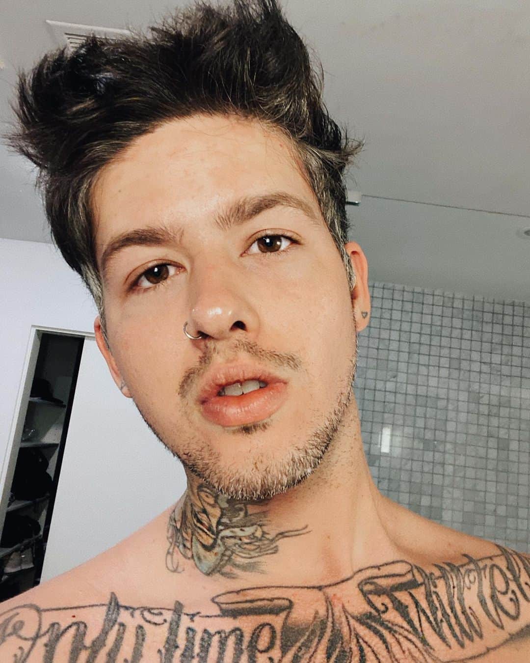 T・ミルズのインスタグラム：「another day another selfie.」
