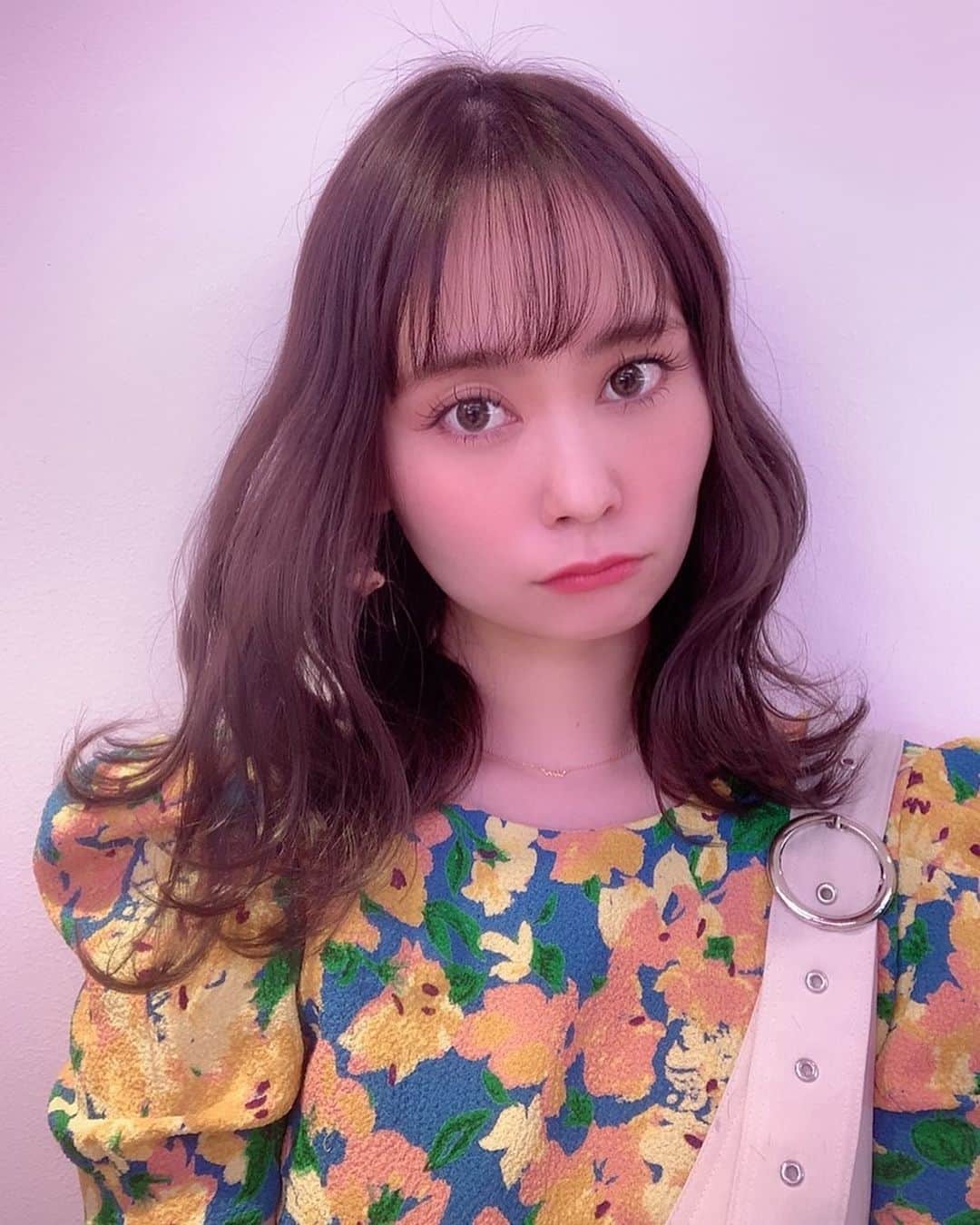 本田しおりのインスタグラム：「ガミちゃんに久しぶりにカットカラーしてもらいました😋  出産後、産後ハゲで抜けた髪が生え始め 4.5センチくらいに伸びてきてエゲツないアホ毛が気になっていたので13年ぶりに前髪を作りました^ ^ ガミちゃんのYouTubeにカットシーンupされてます^ ^（加工で顔のバフバフが気になるので今後は使わないようお勧めしましたw）  @biggodchan からYouTube飛べます。  自粛期間で美容室に行くのは不謹慎と言われるかもしれませんが、皆様にもあるように大神家にも生活があり、幼い我が子を育てていかなくてはなりません。  国が全ての事業を停止していただかない限り、主人は働くしかありませんし、この状態でもお客様をお待ちするしかありません。 美容室や飲食店が不要不急でない外出なのであれば、なぜ国が補償をもって営業停止にしないのか、、、 もちろん簡単な事ではない事は重々承知ですが、一国民として見えないウイルスとの戦いに無力過ぎて打つ術がないです。  旅行も自粛。 もちろん行きませんが、もし自分の身内が航空会社の人間だったら、、 旅館や観光スポットの経営者だったら、、 皆言いたい事は沢山あると思いますが、命に変えられるものはないので。 自分の意思で、この現状の中、後悔のない行動をとっていくしかないと思ってます。  皆様。精一杯大切な家族を守りましょう。」