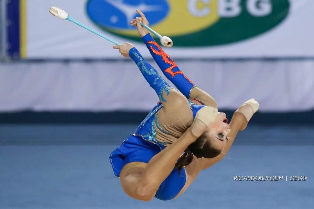 モルガーナ・ギマッキのインスタグラム：「Que a gente não perca essa ousadia de tentar ser feliz todos os dias! 📸 @rbufolin  #jump #fly #flex #flexibility #rhythmicgymnastic #me #quarantine #gym #stayhome #staysafe #instagood #smile #love #happy #clubs #rhytmic #gymnastics #art #fashion #god #faith #lasvegas #inlove #power #artistsoninstagram #beautiful #girl #grateful #peace #fun」