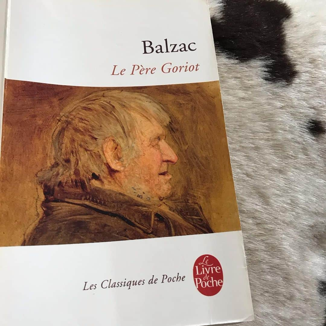 フローラン・ダバディーさんのインスタグラム写真 - (フローラン・ダバディーInstagram)「A l’aube de grands bouleversements ( la Restauration 1814-1830) qui marquent la véritable entrée dans le monde moderne, le jeune Rastignac refuse de vendre son âme aux manipulations d’une société sans contrôle 🦉 夏目漱石を連想させるバルザク、驚異的な洞察力を持って人間社会の悪徳を描写するのです。主人公ラスティニアック君は野望という誘惑を感じつつ、美徳と正義を貫く🦅「 « Je n’accuse pas les riches en faveur du peuple; l’homme est le même en haut, en bas, au milieu (...) » Rastignac fit quelques pas et vit Paris tortueusement couché le long des deux rives de la Seine, où commençaient à briller les lumières. Il lança sur cette ruche bourdonnant un regard qui semblait par avance en pomper le miel et dit ces mots grandioses : à nous deux maintenant ！」🦇当時のパリは裕福なサンジェルマン（6区、7区）とルーブル（1区、2区、3区、4区）という都心部と、貧しい南部（5区、13区、14区）に分かれています（残りはまだ田舎）。フランス革命は階級社会の廃止を目指したが、主人公は目に見えない古い世界の力に気づく ⏳⌛️ #meslivrespréférés #stayathome #フランス文学 第6話 #pèregoriot #バルザック」4月26日 17時44分 - florent_dabadie