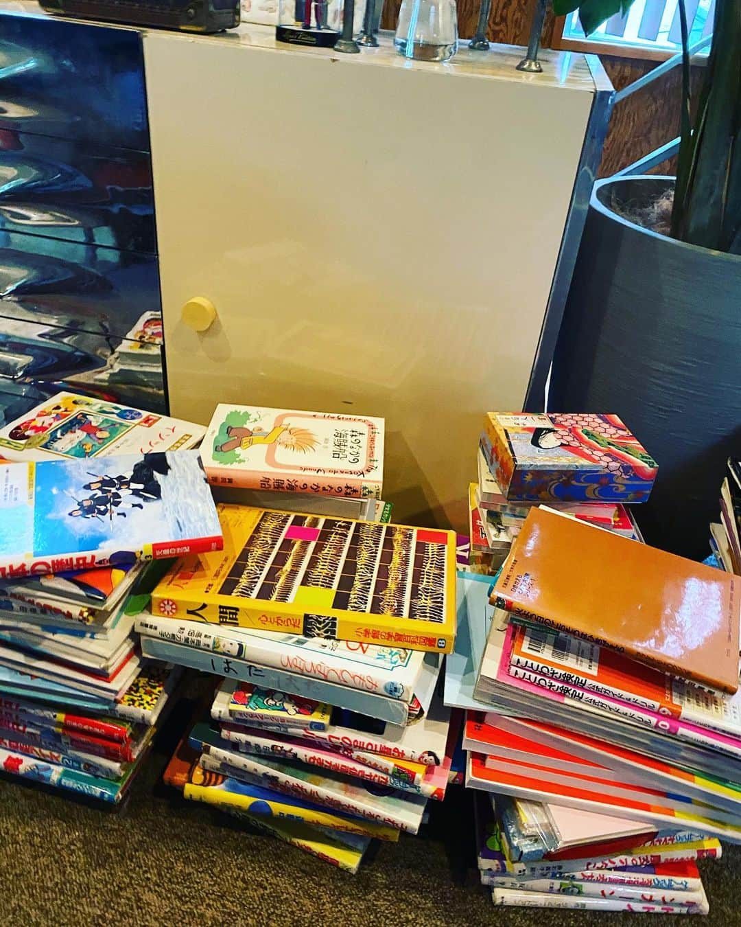 田中杏子さんのインスタグラム写真 - (田中杏子Instagram)「ヤバい💦💦 #お家時間  の大掃除が娘にも伝染💦💦 娘もさよならする本を選んだそうです💦 🙏💕😭😭😭 こ、こんなに、、、😅😅 児童図書とか、送るとこないかなぁー🤔  #akotanaka #古本 #児童図書」4月26日 17時48分 - akoakotanaka
