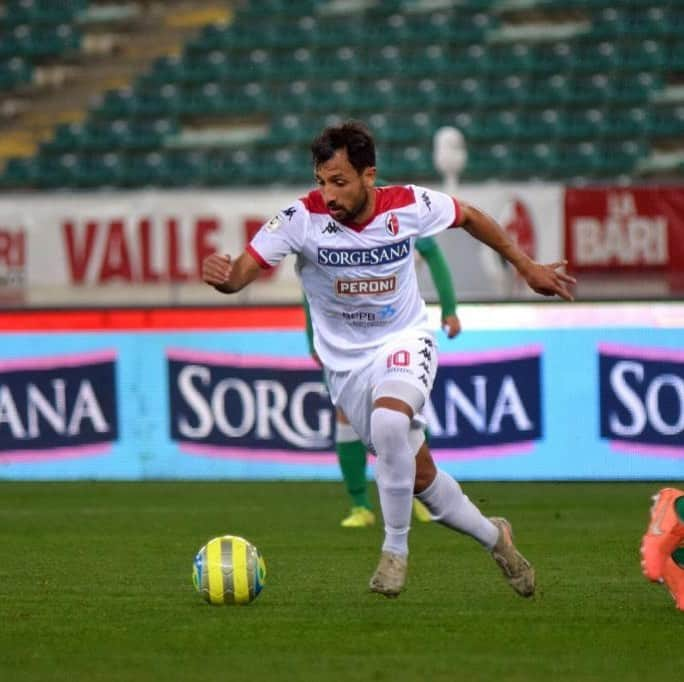 カリム・ラリビのインスタグラム：「Ultima partita del campionat.... ah no 😂😂😂🔴⚪️🐔👳🏽‍♂️ #iorestoacasa🏡 #bari #football」