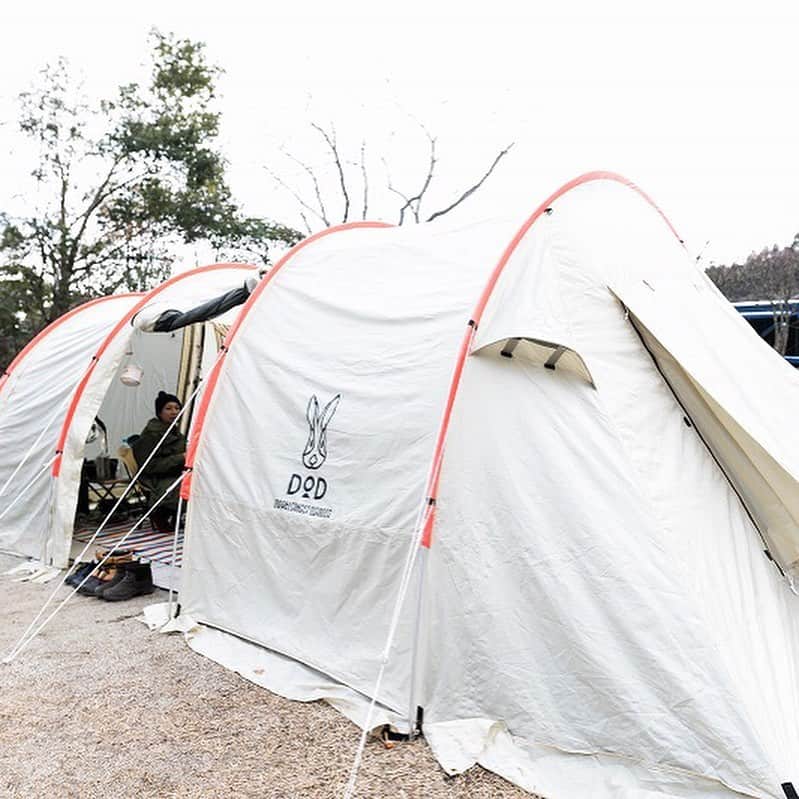 キャンプ情報サイト［ランタン］さんのインスタグラム写真 - (キャンプ情報サイト［ランタン］Instagram)「CAMP SMILE STYLE ／ 寒さを吹き飛ばす！ カマボコテントでハッピーキャンプ ＼ いろんなキャンパーのキャンプスタイルを現地取材と一般キャンパーからの投稿で数多く掲載してます。 . . 詳しくは @lantern.camp  webサイトをご覧ください . . #camp #camping #outdoor #travel #trip #lantern_smile #nature #キャンプ #キャンプ用品 #アウトドア #テント #自然 #旅行 #キャンプ初心者  #キャンプ好きな人と繋がりたい #青川峡キャンピングパーク #三重県 #いなべ市 #dod #カマボコテント #フジカハイペット #ファミリーキャンプ #ファミキャン」4月26日 17時53分 - lantern.camp