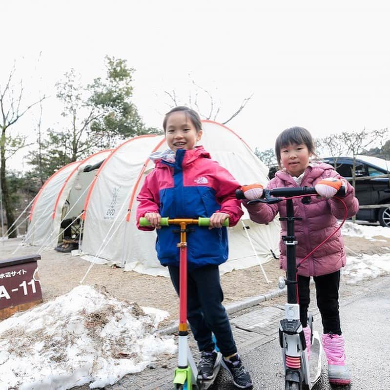 キャンプ情報サイト［ランタン］さんのインスタグラム写真 - (キャンプ情報サイト［ランタン］Instagram)「CAMP SMILE STYLE ／ 寒さを吹き飛ばす！ カマボコテントでハッピーキャンプ ＼ いろんなキャンパーのキャンプスタイルを現地取材と一般キャンパーからの投稿で数多く掲載してます。 . . 詳しくは @lantern.camp  webサイトをご覧ください . . #camp #camping #outdoor #travel #trip #lantern_smile #nature #キャンプ #キャンプ用品 #アウトドア #テント #自然 #旅行 #キャンプ初心者  #キャンプ好きな人と繋がりたい #青川峡キャンピングパーク #三重県 #いなべ市 #dod #カマボコテント #フジカハイペット #ファミリーキャンプ #ファミキャン」4月26日 17時53分 - lantern.camp