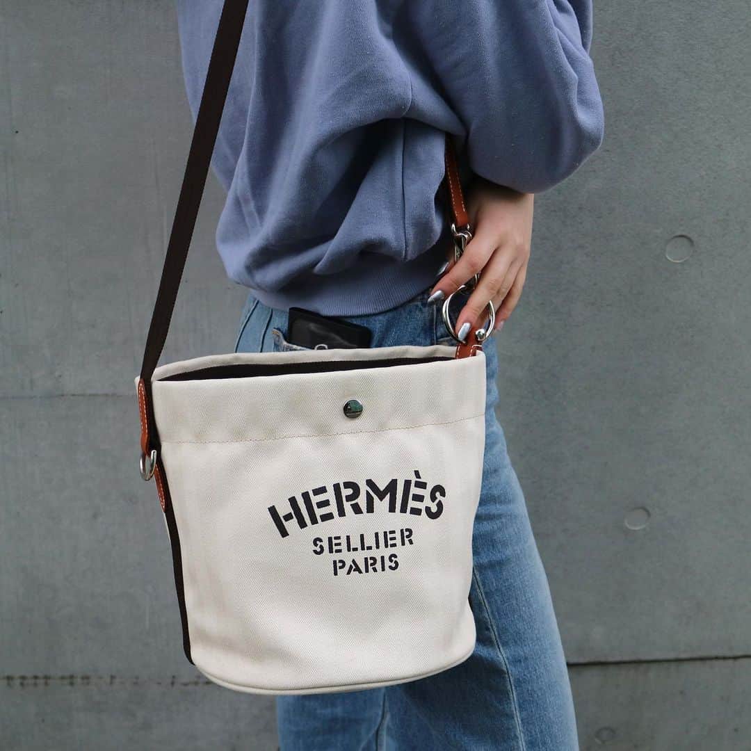 Vintage Brand Boutique AMOREさんのインスタグラム写真 - (Vintage Brand Boutique AMOREInstagram)「HERMES Sac De Pansage in Toile Chevrons  On website search for AO11014  Free Shipping Worldwide✈️ DM for more information ≫ ≫ ≫✉️ info@amorevintagetokyo.com  #ヴィンテージ #エルメス  #ヴィンテージエルメス #ヴィンテージブランドブティック #アモーレ #アモーレトーキョー #表参道 #青山 #東京 #hermes #vintage #vintageHermes #hermesvintage#amoretokyo #amorevintage #vintageshop」4月26日 17時55分 - amore_tokyo