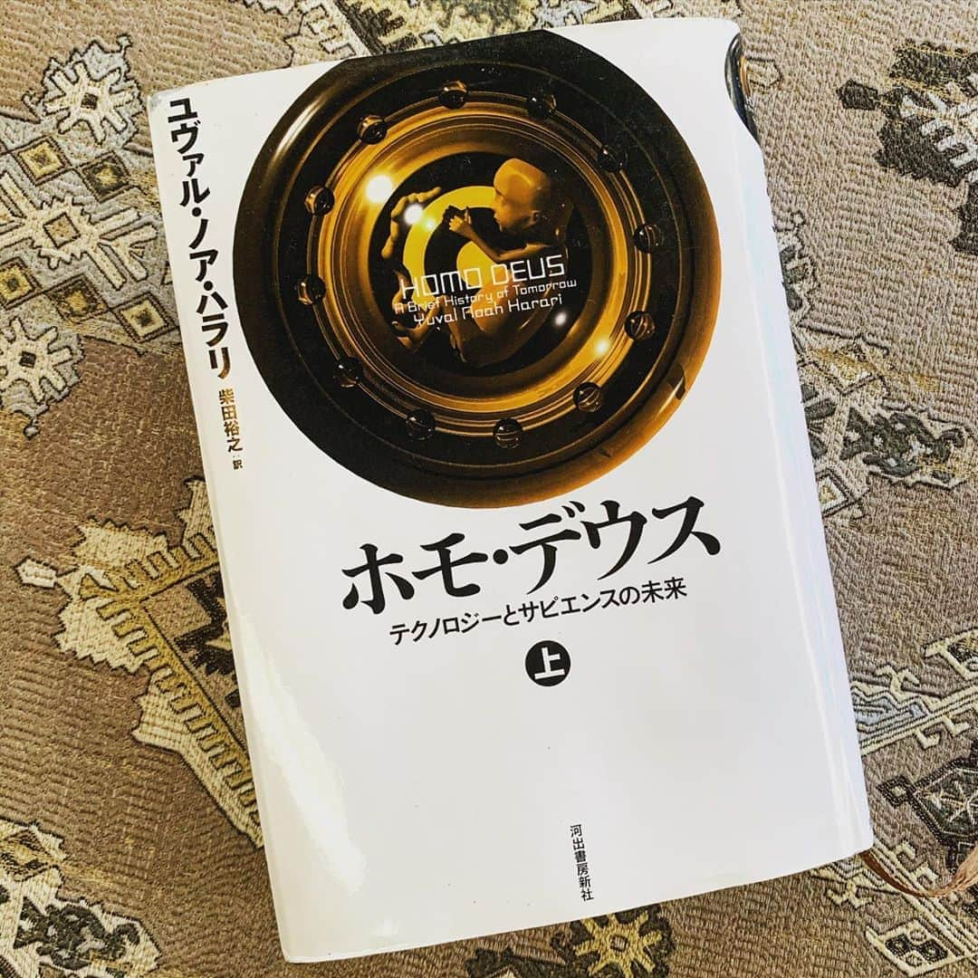 伊勢谷友介さんのインスタグラム写真 - (伊勢谷友介Instagram)「#bookcoverchallenge  カスバの令子ちゃんから回ってきたチャレンジに渋ってたら、カバー載せるだけで良いって言うので、こちらを。 『ホモ・デウス』 未来は今の延長にあります。その延長線を描くのは今を生きている、我々です。人類を一生物として認知出来れば、次の課題や成長も見えてくる。 是非〜！！！ p.s.この本は全然難しくないです。難しかったらこんなに多くの人が読みません。大丈夫。手にとってみて！」4月26日 18時07分 - iseya_yusuke