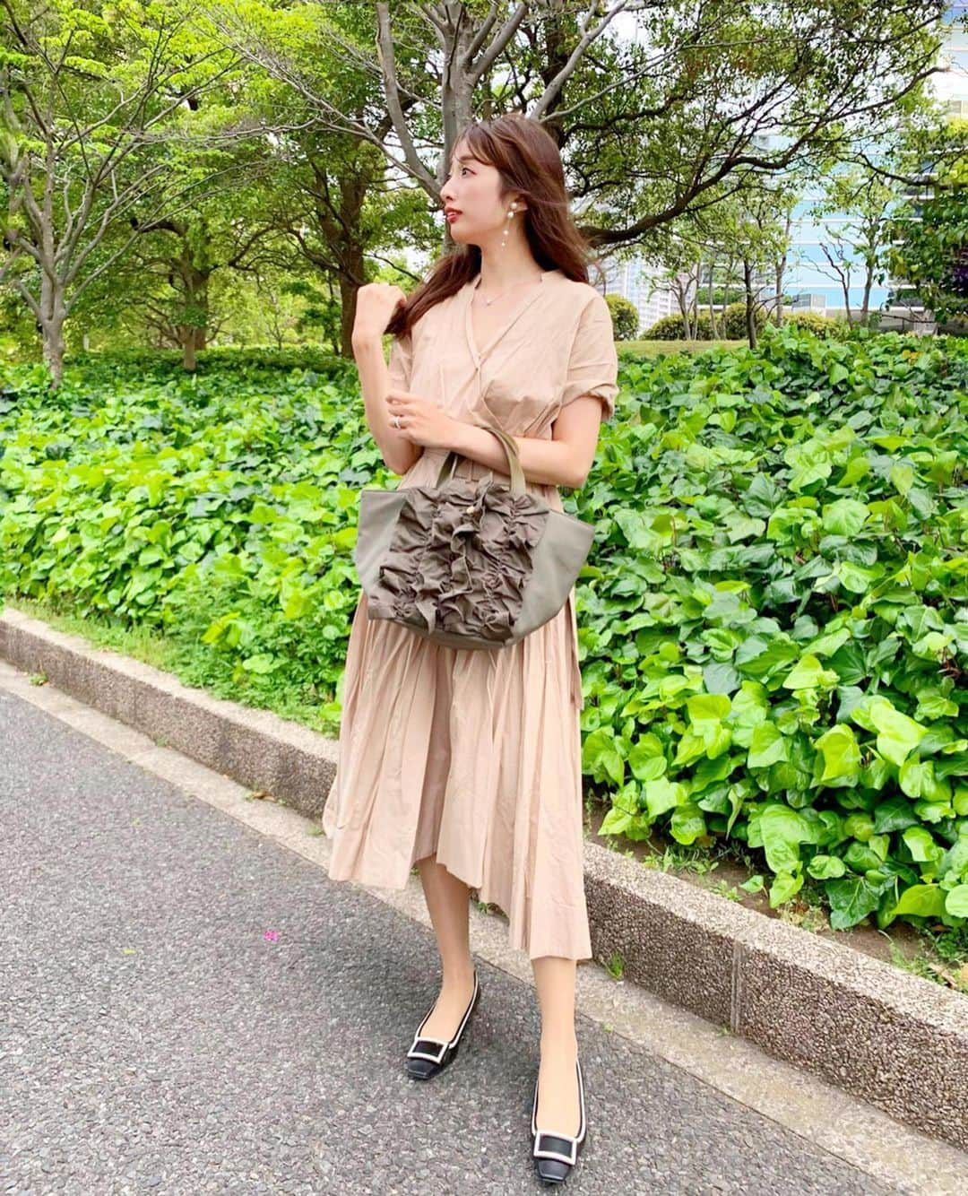 越馬千春さんのインスタグラム写真 - (越馬千春Instagram)「. . ☘💕 . . #onepiece ..#frayid (@fray_id ) #bag ..#DRESandmore (@dresandmore ) . . マザーズバッグにもピッタリのフリルのbag✨ お気に入りです💕 . 10%OFFクーポンはこちら↓↓ 『LYQZS6AG』 . #春コーデ#春ワンピース#coordinate #コーディネート #コーデ #fashion #ootd #おでかけコーデ#ママコーデ#onepieceholic#大人可愛い#大人カジュアル」4月26日 17時59分 - chiharukoshiba