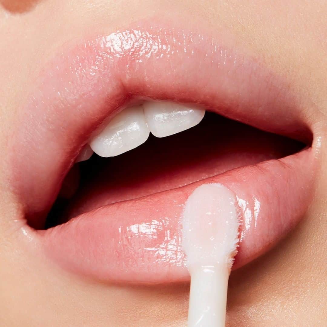 M∙A∙C Cosmetics Japanのインスタグラム：「ㅤ 【M·A·C公式オンラインショップ限定】 ひとぬりで、唇にボリュームを与える「プレンティ オブ パウト プランピング リップスティック」5色と「プレンティ オブ パウト プランピング リップグロス」が期間・数量限定で20%OFFに✨お得なこの機会をお見逃しなく♪ ㅤ ㅤ ※カート内で表示価格より20%OFFが適用されます ㅤ * 表示価格は希望小売価格になりますが、カート内で20％OFF割引が適用されます。 * 初回購入特典の10％OFFは、適用されません。なお、割引クーポンの利用はできません。 * 限定数量のため、なくなり次第販売終了いたします。 * 20％OFF適用される製品は、本ページに表示される製品のみになります。 ㅤ #MACplentyofpout」