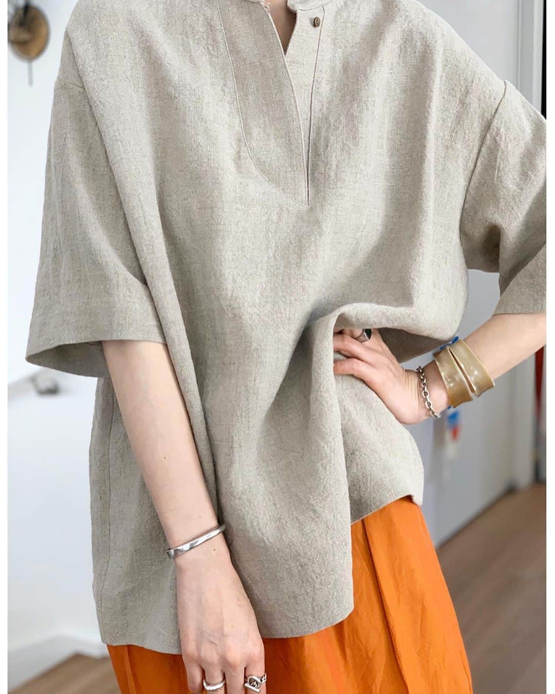 二ノ宮和佳子のインスタグラム：「Linen skipper shirts @aewen_matoph  ゆったりオーバーサイズのスタンドカラーシャツは、特殊な加工を施したリネン素材。 タイプライターのカラーパンツと合わせました。 柔らかいスカートとも合わせて着たいな。  #aewenmatoph #イウエンマトフ #linenshirts」