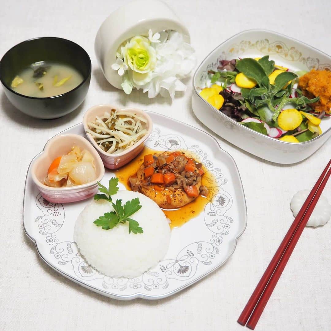 Kuboi Ayumiさんのインスタグラム写真 - (Kuboi AyumiInstagram)「今日のおうちごはん。﻿ 外食ができないので、食べることが楽しくて。﻿ ですが、普段と比べて運動もできていないので、コロナ太りが悩み（涙）﻿ ﻿ 銀座にカフェのあるSONOKOの食材とオリジナルサラダで﻿ ヘルシーランチにしてみました。﻿ 美しく、生きるをコンセプトにノンオイル・無添加の食品が揃っているので﻿ しっかり食べながらダイエットしたい時に取り入れています。﻿ アイスプラントやズッキーニ、ラディッシュなどでカラフルな見た目のサラダ﻿ スロージューサーでジュースを作った時に出たファイバーを使って作った﻿ オリジナルのにんじん＆リンゴドレッシングをたっぷり添えて。﻿ ﻿ 使ったお皿は最近お気に入りの有田焼「ゆいからくさ」。﻿ 有田焼の伝統的な鍋島文様がモダンでおしゃれになったシリーズなんです。﻿ 職人さんの手作業でひとつひとつ作られている有田焼。﻿ ﻿ 上品でシンプルなので、いろいろなシーンで使えますし﻿ 特にプラチナは普段の食卓を格上げしてくれるので、重宝しています。﻿ 賞美堂本店（@shobido_honten）の公式オンラインショップや帝国ホテル内のショップでも購入できます。﻿ 花浅葱、紅赤の食器もあるので、揃えたいな。﻿ ﻿ ﻿ ﻿ ﻿ #賞美堂本店 #其泉 #ゆいからくさ #有田焼  #テーブルコーディネート #和食 ﻿ #SONOKO #SONOKOcafe #tokyo #japan #コロナ太り #ダイエット#PR #diet #コロナに負けるな #おうちごはん #おうちカフェ」4月26日 18時15分 - himekagami