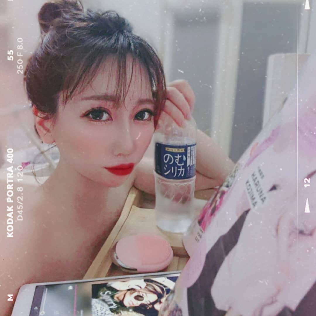 西内みなみさんのインスタグラム写真 - (西内みなみInstagram)「健康と美容の為にシリカ水飲み始めた✌🏻 お水飲めなかったんだけど、 やーっと飲める様になったよ〜🥺❤ @nomusilica_official . おうち時間が多いから最近はお風呂で 半身浴中にシリカ水飲んでる🌟 お風呂で雑誌読んだり、 友達と電話したり、映画観たり…︎☺︎✌︎︎ せっかくなら美容にいいお水がいいなと 思って色々調べてたら＠コスメ1位だった🤝 . シリカ水飲むようになってから、 新陳代謝が上がって お肌の調子も良くなった✌🏻✨ のむシリカは飲みやすい中硬水だよ👩‍🦰 お水苦手だった私でも飲めるもん🕊 . 今20%OFFキャンペーンやってて、 2箱以上で送料無料だよ✌🏻🖤 これからもお水飲み続けよっと🥺✨ #シリカ #シリカ水 #のむシリカ #霧島天然水 #supported」4月26日 18時11分 - miiiiiiu3u6