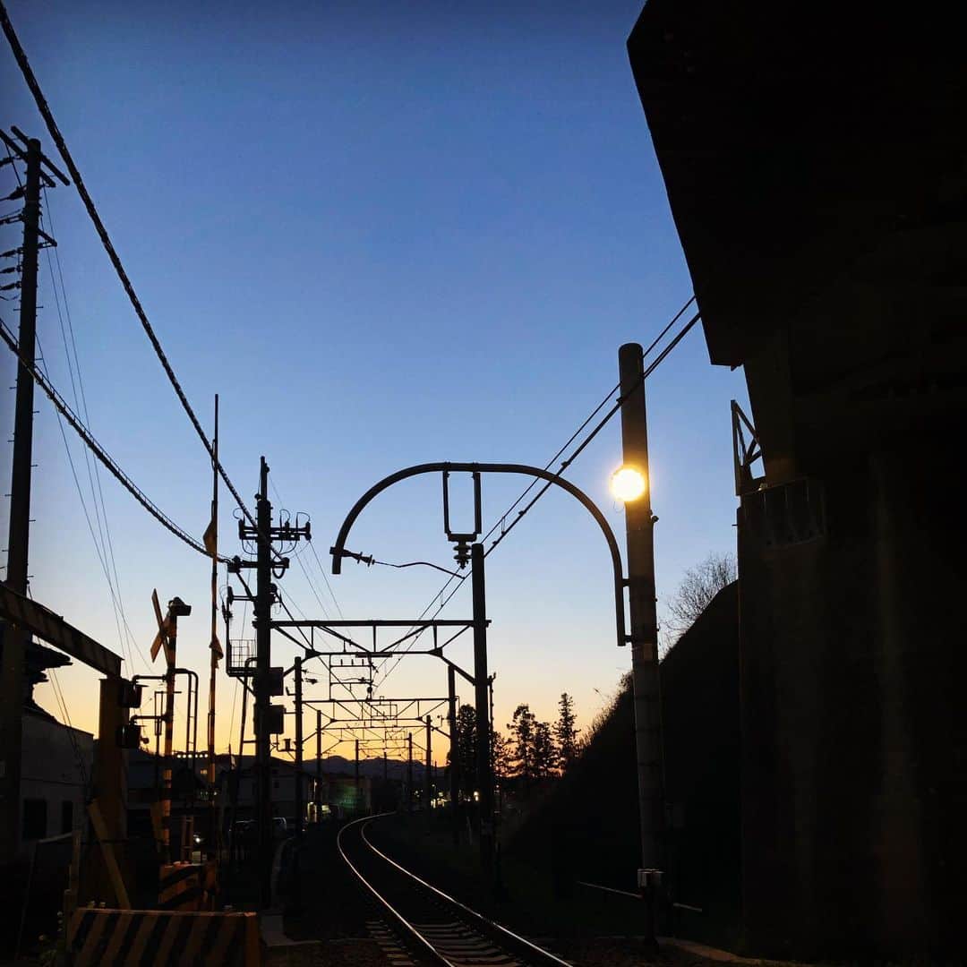 のインスタグラム：「ある日ある場所の夕刻。 この線路はどこまで続いてるんだろう。」