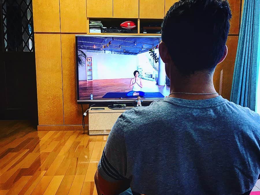 藤田慶和さんのインスタグラム写真 - (藤田慶和Instagram)「Yoga Time🧘‍♀️ 「太陽礼拝と呼吸と瞑想」 #hometeam #mywfhstyle #adidas #吉川めい」4月26日 18時12分 - yoshikazu15