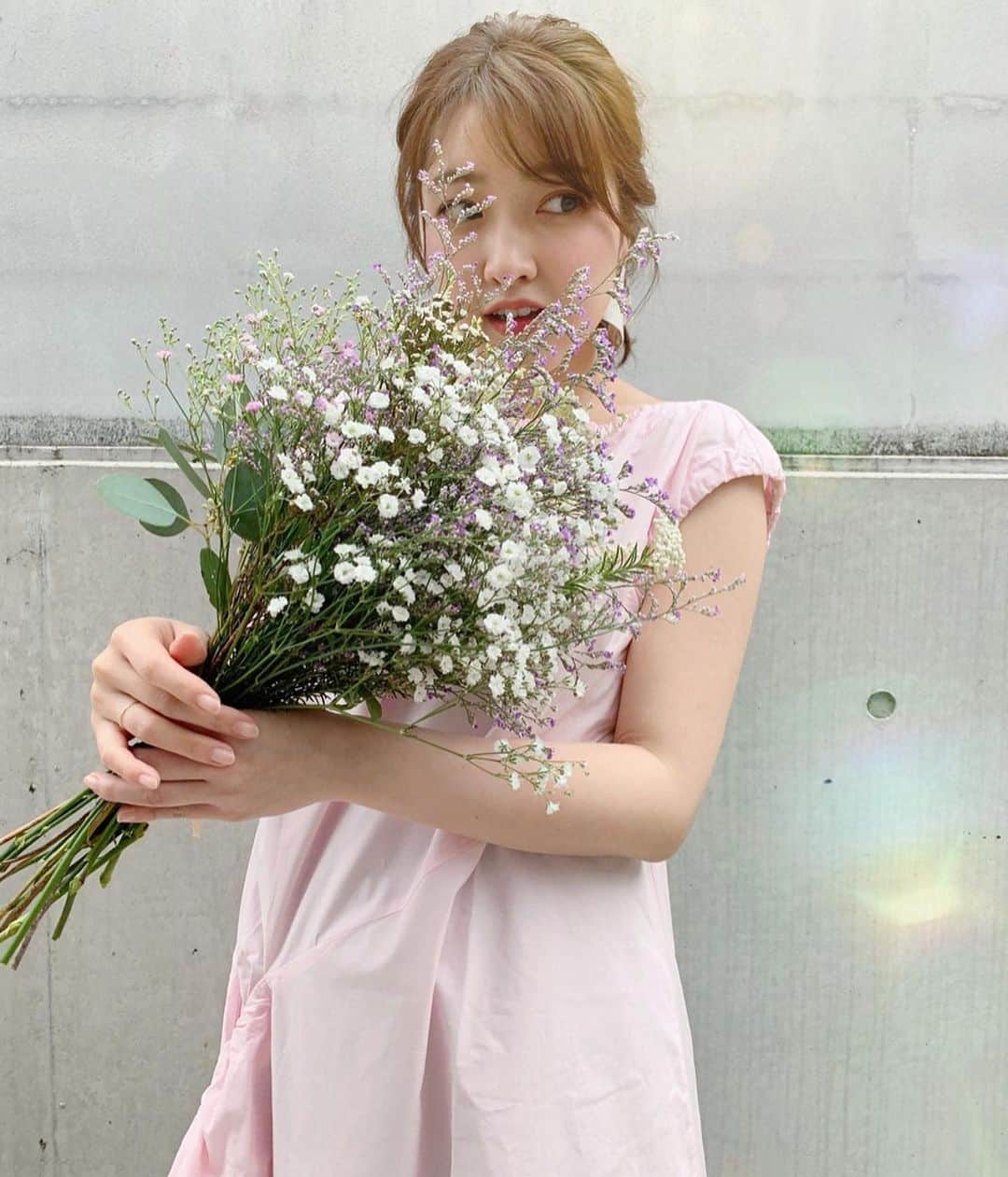 大野愛友佳さんのインスタグラム写真 - (大野愛友佳Instagram)「お庭で。💐 . 春素材の春カラーで the春、なコーデ。 @frenchpave_official . 結婚式でもらったお花と一緒に。 . だいぶ前のおはなしなので お花はいいかんじの ドライフラワーになってきてるよ💐 . お家の中の見直しが着々と進んでるっ . . みんなも工夫して 自分に合うたのしいこと 探してみてねん🙃 . . . . #春コーデ#ワントーンコーデ#ワンピースコーデ#くすみピンク#レイヤードスカート#フレアワンピース#休日コーディネート#ドライフラワーブーケ#ドライフラワースワッグ#晴れた日に#庭のある暮らし#自粛生活を楽しく過ごす#おうち時間を楽しむ#stayhome」4月26日 18時17分 - ohnoayuka