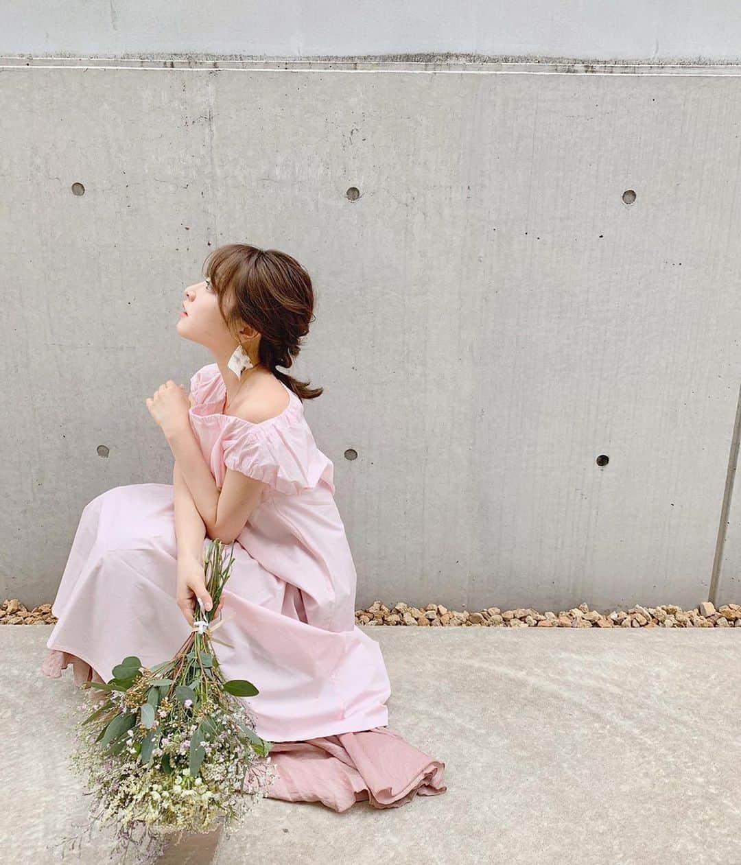 大野愛友佳のインスタグラム：「お庭で。💐 . 春素材の春カラーで the春、なコーデ。 @frenchpave_official . 結婚式でもらったお花と一緒に。 . だいぶ前のおはなしなので お花はいいかんじの ドライフラワーになってきてるよ💐 . お家の中の見直しが着々と進んでるっ . . みんなも工夫して 自分に合うたのしいこと 探してみてねん🙃 . . . . #春コーデ#ワントーンコーデ#ワンピースコーデ#くすみピンク#レイヤードスカート#フレアワンピース#休日コーディネート#ドライフラワーブーケ#ドライフラワースワッグ#晴れた日に#庭のある暮らし#自粛生活を楽しく過ごす#おうち時間を楽しむ#stayhome」