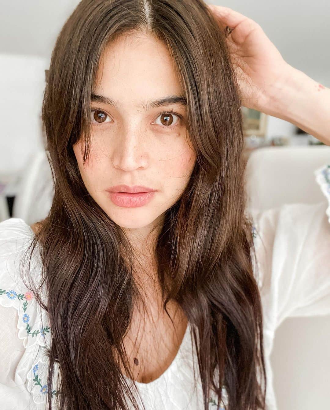 アン・カーティスのインスタグラム：「Hi. It’s been a minute. 🤱🏻👶🏻💖」
