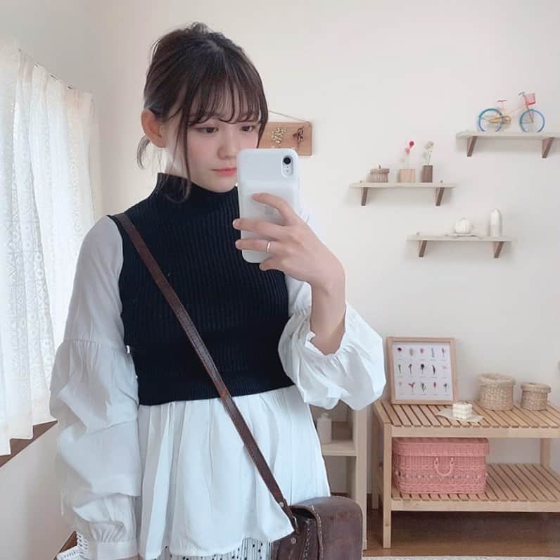みさねのインスタグラム：「ㅤ みんなおうちで何しとるん〜〜〜 ㅤ うちは読書ブーム去って（笑）お部屋の飾り付けとかTikTok撮ったりとかしとる🤣💕 ㅤ 今日はちょっと大人っぽくしてみた🏡 ㅤ トップスは @fifth_store  ㅤ  #ドライフラワー #ドライフラワーのある暮らし #インテリア #部屋作り #部屋 #ブラウス #fifth #fifthtl #フィフス #カジュアル #平均身長コーデ #春コーデ #ボリュームスリーブドッキングニット #おうち時間」