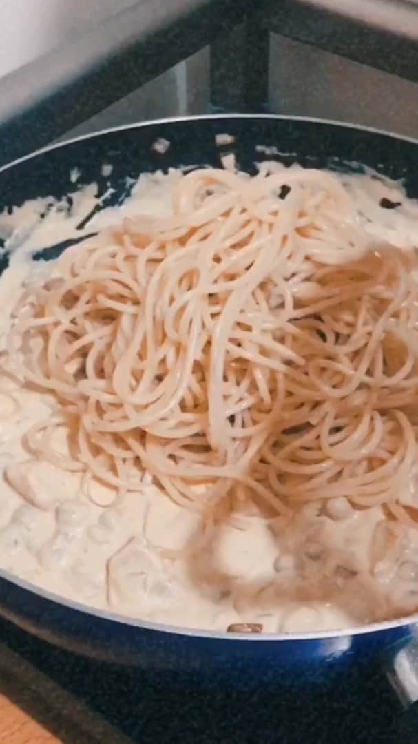 ローレン・ヤングのインスタグラム：「Happy weekend! Heres a simple and fast dish you can make with ingredients you probably already have in your cupboard. 💖  Ingredients: Pasta Chicken White Onion Green Peas (Frozen works too!) All Purpose Cream Butter Salt  Pepper  Process: Cook Pasta Brown Chicken Saute Onion Deglaze with Butter Add Peas and Cream Add Pasta  Don’t forget to season!  Enjoy!! #LYCooks  Music: Bonjour Musician: Jef」