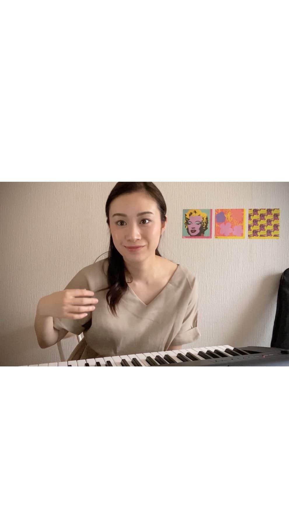 鈴木芳奈のインスタグラム：「一度だけライブで歌ったことがあり、私が書いたオリジナル曲です。  #stayhome の日々が続きますが、また大切なみんなと会える日が来ることを楽しみに、弾き語ってみました。 ぜひ聴いてください。  #橘芳奈 #オリジナル曲 #弾き語り 「たからもの」 手と手と手 取り合って一緒に歩んできた 巡りゆく季節感じて　刻まれていく二人の笑顔 自分と闘い続けた どんなに苦しくても 走り続けたあの日があるから　今も笑い合えるんだ あなたらしく　わたしらしく これからもずっと 手を繋いで 届け この声よ 未来の私たちに聞こえるように 出逢えた奇跡 重なるハーモニー 今ここで約束するよ」