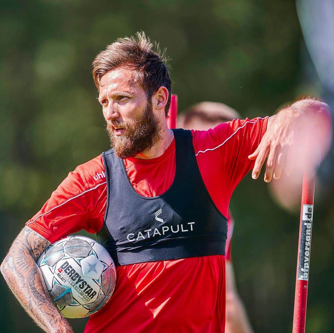 マルコ・ヘーガーのインスタグラム：「Weiter in der Warteschleife ⏳ . @bundesliga_en @skysportde  @fckoeln . #waiting #bundesliga #restart #training #healthy #together #stayathome #effzeh #fc #köln #mh6 #liebedeinestadt #barber #time」